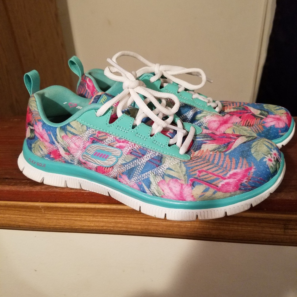 Tennis shoes